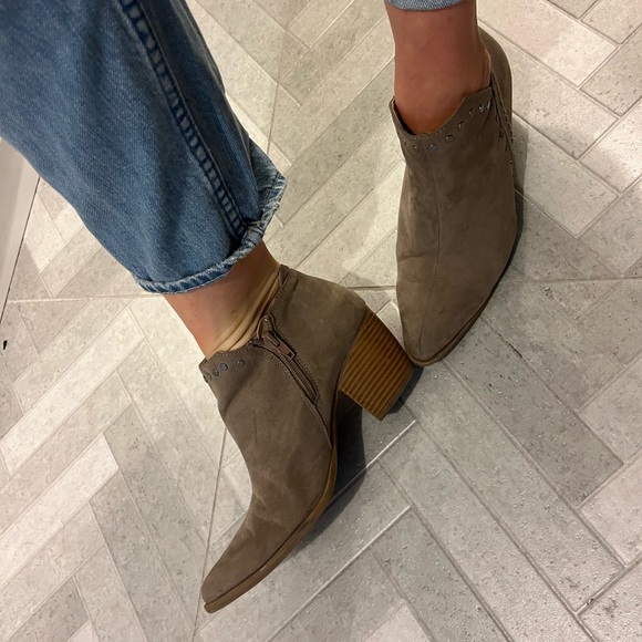 Beige Lexi & Abby ankle boots size 7 - Picture 2 of 2